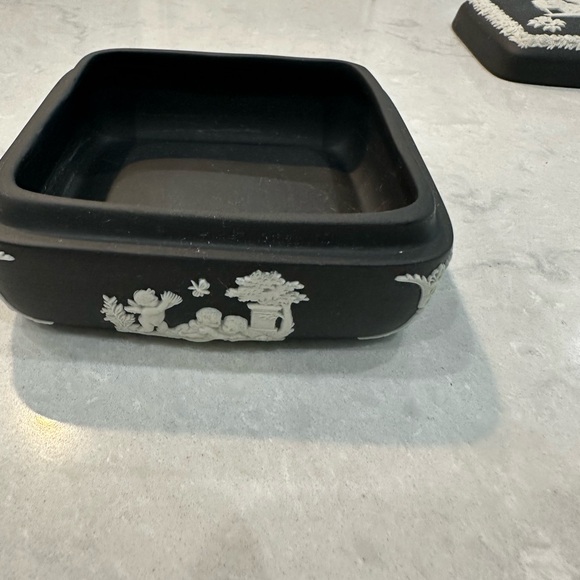 WEDGWOOD Black and White Jasperware Trinket Box with Classical Cameos Circa 1960 - Picture 5 of 9